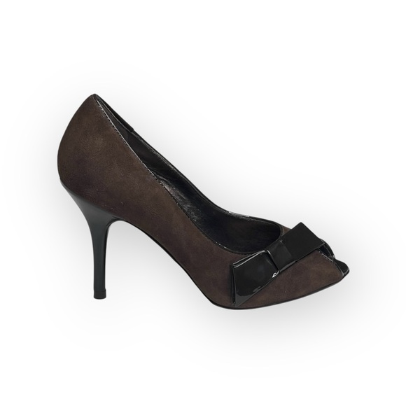 new Via Spiga ༄ Peep Toe Stiletto Heel Bow Pumps ༄ Suede Patent Leather ༄ Brown - Picture 2 of 16